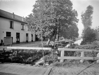 400239 Gezicht op de 's-Gravelandsche Vaart te Oud-Loosdrecht (gemeente Loosdrecht), vanaf de Vaartbrug.N.B. De ...